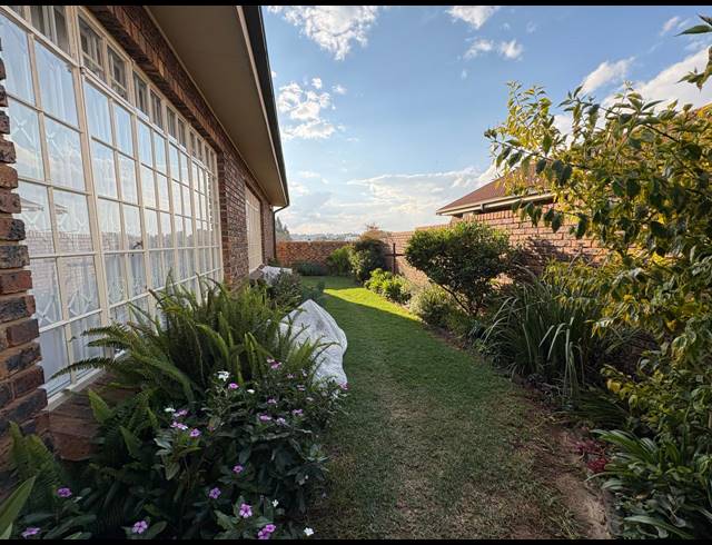 2 BEDROOM TOWNHOUSE FOR SALE IN THREE RIVERS EAST